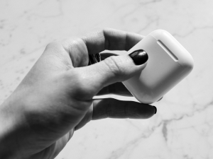 Si të karikoni kufjet Bluetooth pa tel